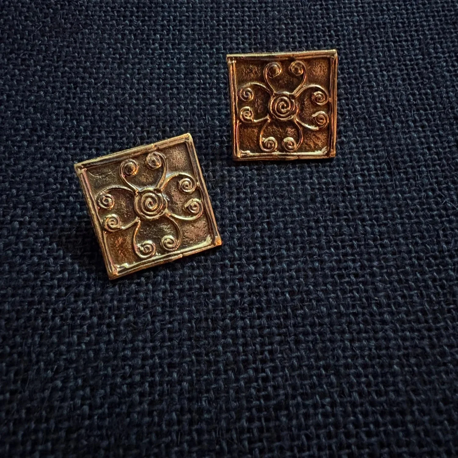 Square Scroll Studs · HJ-ER-005
