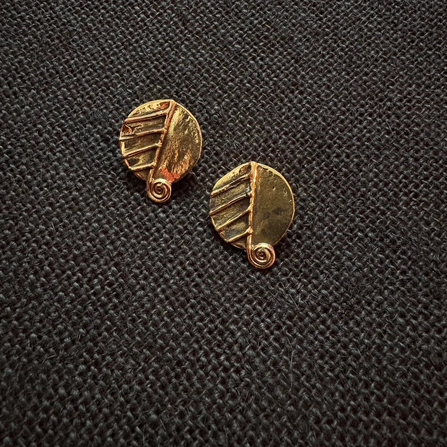 Carved Leaf Studs · HJ-ER-008